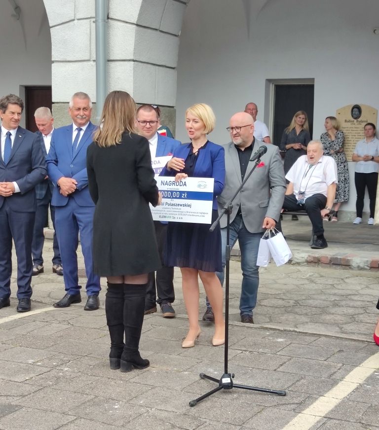 Monika Parafianowicz wręcza nagrodę Elewarr